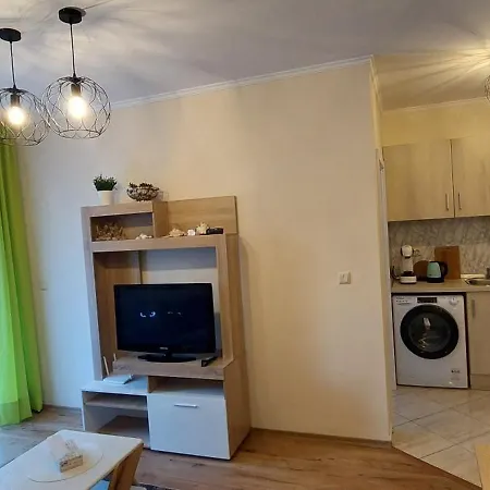 2-bedroom Pool View Sunny Apartment *